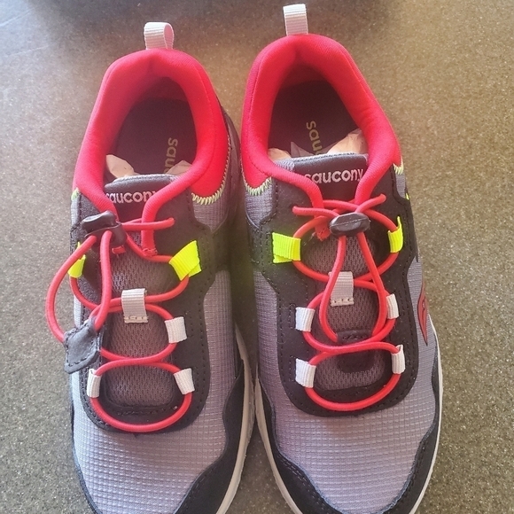 Saucony Wind Shield Water Repellant 3.0 Sz. 3 Athletic Shoes - Picture 5 of 11